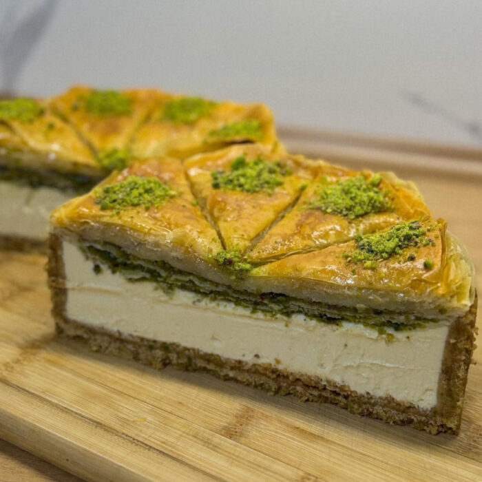 Sernik z warstwą baklawy, pistacjami i ciastem filo, inspirowany deserem orientalnym