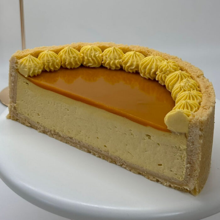 Sernik mango na kruchym spodzie z żelem owocowym i kremową dekoracją – średnica 20 cm, 8–10 porcji