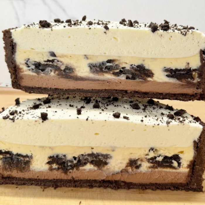 Warstwowy sernik Oreo z kremem waniliowym, czekoladą i ciasteczkami