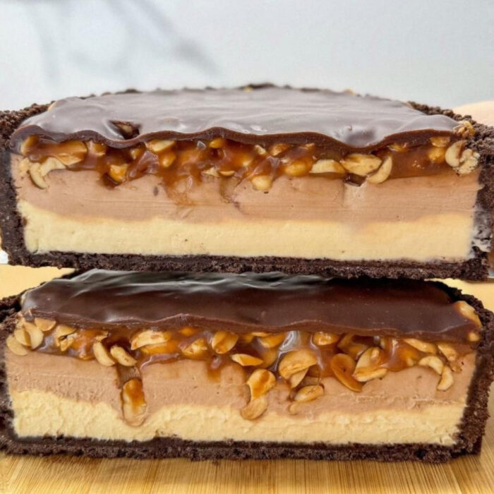 Sernik Snickers z karmelem, orzeszkami ziemnymi i czekoladową polewą – dwuwarstwowy