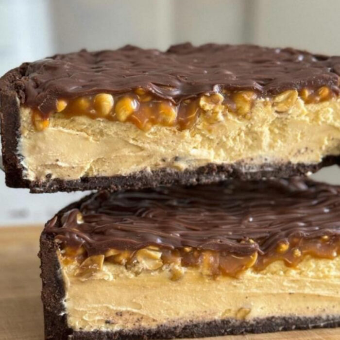 Sernik Snickers z orzeszkami ziemnymi, karmelem i czekoladową polewą