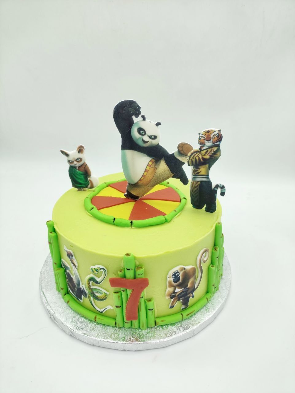 Tort Kung Fu Panda dla dzieci okrągły zielony z figurkami bohaterów i bambusem