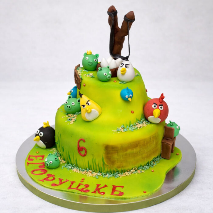 tort Angry Birds dla dzieci dwupiętrowy zielony fondant z kolorowymi figurkami
