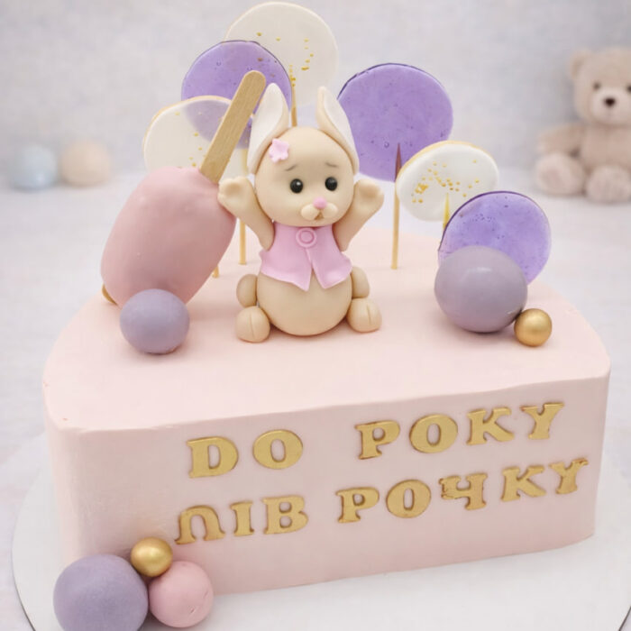 Tort z króliczkiem pastelowy prostokątny w różu i lila z złotymi ozdobami
