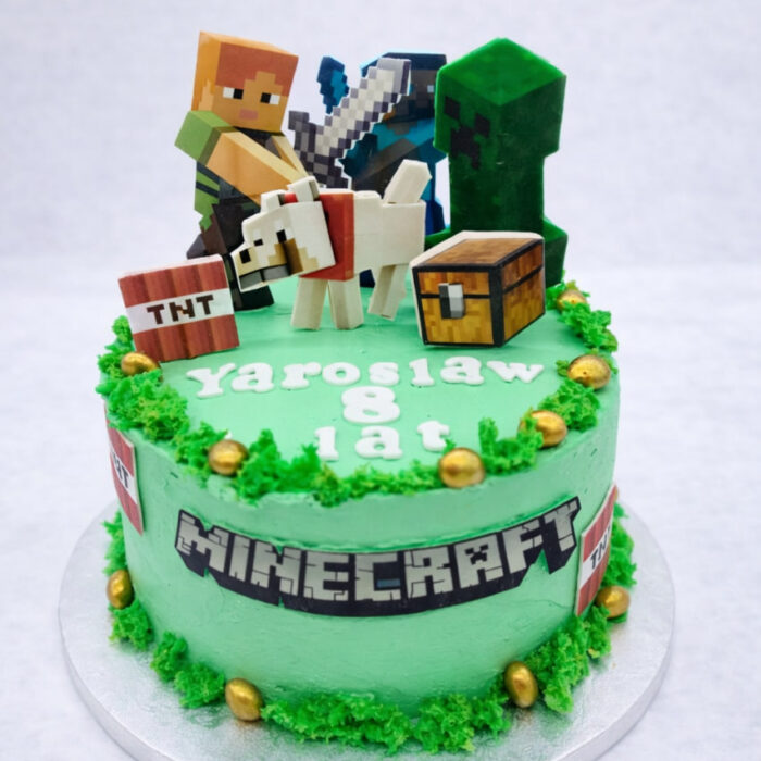 tort Minecraft dla dzieci w zielonym kremie z pikselowymi figurkami i złotymi kulami