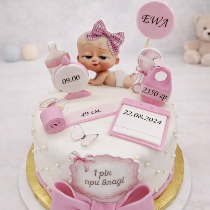 tort niemowlęcy z figurką bobasa, biało różowy, dekoracje z fondantu i kokarda