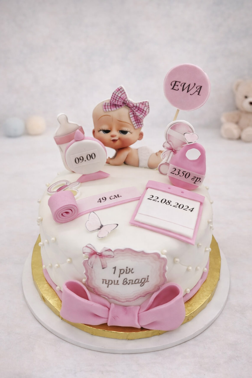 tort niemowlęcy z figurką bobasa, biało różowy, dekoracje z fondantu i kokarda