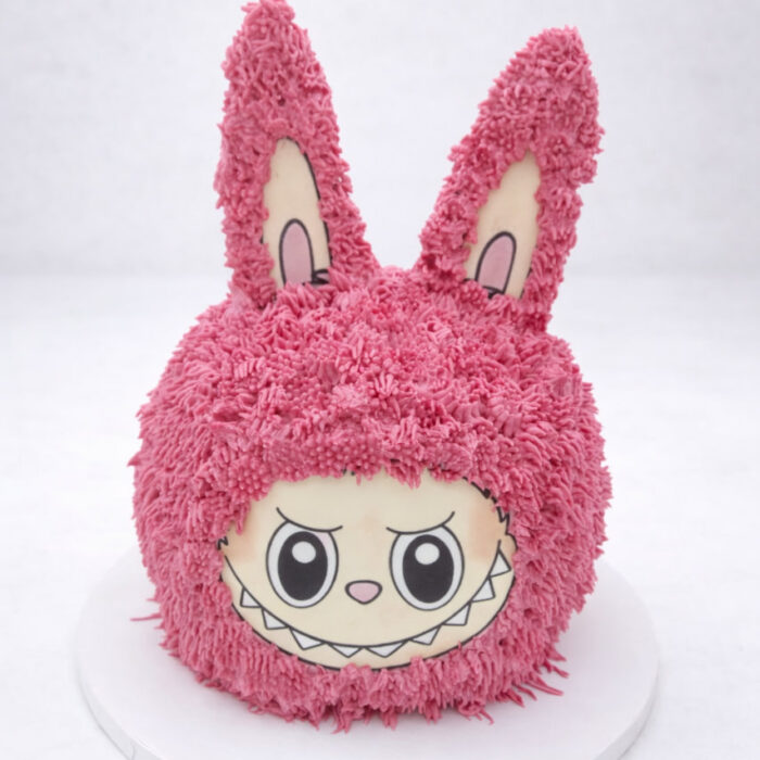 tort Pikachu dla dzieci w żółtym fondancie z czarnymi akcentami i oczami